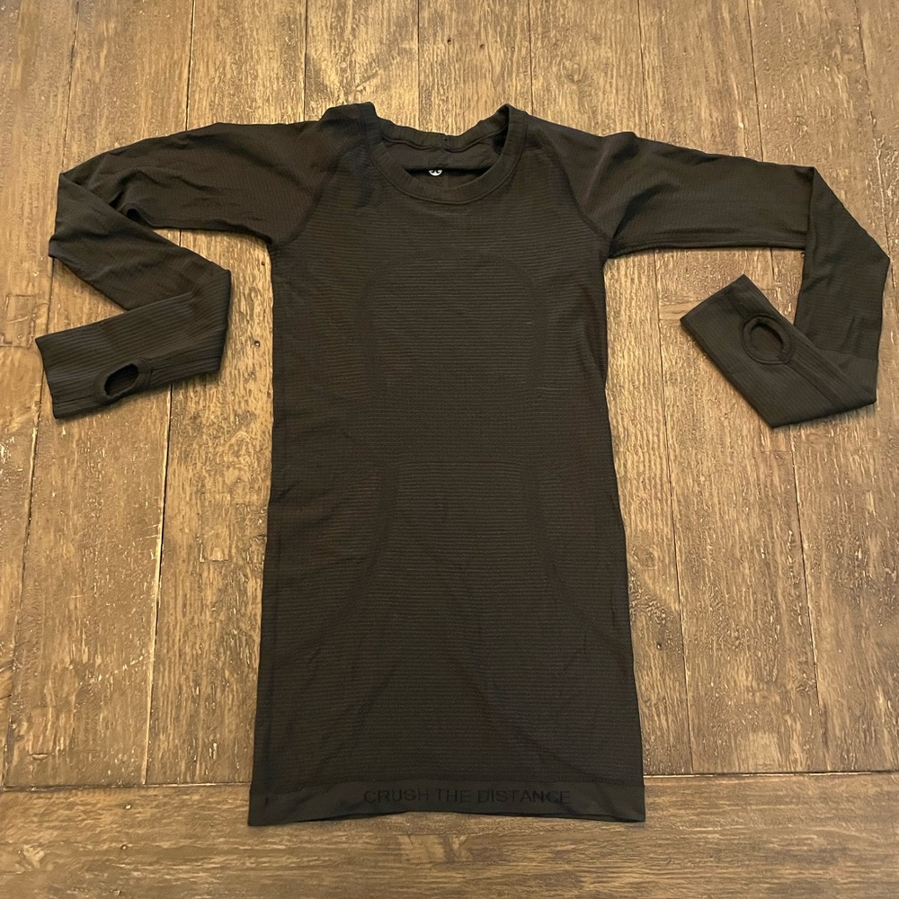 Lululemon swiftly active long sleeve shirt. Great base layer, very comfortable.